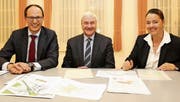 Stehen hinter Wil West: Der St. Galler Regierungsrat Marc Mächler, Regio-Wil-Präsident Guido Grütter und die Thurgauer Regierungspräsidentin Carmen Haag. (Bild: Hans Suter)