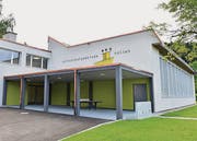 Am frisch sanierten Schulhaus in Wuppenau glänzt der Kupfer. (Bild: Mario Testa)