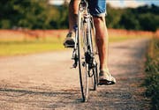 Adrian geniesst auf einer ausgiebigen Velotour seine neugewonnene Offline-Zeit. (Bild: cg)