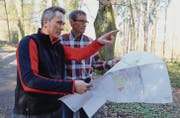 Der ehemalige Rorschacher Revierförster Reto Bless (l.) zeigt seinem Nachfolger Hanspeter Müller das Waldgebiet. (Bild: Linda Müntener)