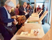 Ein Höhepunkt im neugestalteten Schaubereich der Schaukäserei Stein: für die Kräutersulz des Appenzeller Käses verwendete Kräuter, die man riechen, fühlen und zu einer eigenen Mischung abfüllen darf. (Bilder: Roger Fuchs)