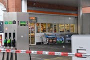 Während die Fahndung nach dem Räuber läuft, sichert einer der Beamten im Innern des Tankstellenshops Spuren und macht Fotos vom Tatort. (Bild: Manuel Nagel)