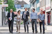 Wollen die Innenstadt mit kreativen Aktionen noch attraktiver machen: IG-Fit-Präsident Christian Wälchli, Ladenbesitzerin und IG-Fit-Vizepräsidentin Elisabeth Steiner, Stadtpräsident Anders Stokholm, der städtische Standortförderer Daniel Bauer und Simon Biegger, Vorstandsmitglied IG Fit und OK-Präsident Frauenfelder Weihnachtsmarkt, flanieren in der Altstadt. (Bild: Donato Caspari)