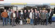 18 ehemalige Präsidenten des Kreuzlinger Gemeinderates beim Erinnerungsfoto vor dem Stadtbus: Hans Bergdorf (SP, 1978), Christian Forster (Rägäbogä, 2012), Jürg Diggelmann (SVP, 2004), Bruno Rieser (SVP, 2009), Alfredo Sanfilippo (CVP, 2013), Hanni Knüsel (CVP, 1993), Johannes Bolliger (FDP, 1989), Guido Sager (CVP, 1980), Renato Canal (SP, 1995), Rolf Uhler (FDP, 1981), Walter Gamper (Freie Liste, 1991), Dino Lioi (SP, 2016), Arnold Baumann (EVP, 1987), Jürg Schlatter (EVP, 1992), Heinz Schmid (SP, 1986), René Imesch (FDP, 1994), Hans Hänseler (SP, 1970) und Christian Brändli (FDP, 2005). (Bild: PD/Mario Gaccioli)