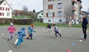 Alles im Blick: Pascal Schneider betreut die Kinder am Fussballnachmittag im Kids-Club der Kinderbetreuung Biberburg. (Bild: Isabella Gómez)