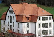 Das von einem Glockentürmchen gekrönte Dach des Schulhauses Wilen präsentiert sich in neuem Glanz. (Bild: Peter Eggenberger)
