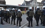 Polizeieinsatz am Rapperswiler Bahnhof bei der Demonstration gegen die Pnos-Veranstaltung in Kaltbrunn. (Bild: Manuela Matt/ZSZ ( 22. Oktober 2016))
