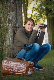 Sandra Preisig: Eine Hebamme, die lieber im Wald auf die Pirsch geht, als Yoga zu machen. (Bild: Urs Bucher)