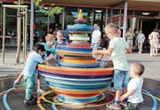 Der Brunnen des Schulhauses Seegarten besteht aus mehrfarbigen Mosaiksteinchen und lädt zum Spielen ein. (Bild: Hedy Züger)