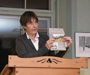 Katrin Luchsinger von der ZHdK stellt das Buch vor. (Bild: Manuel Nagel)