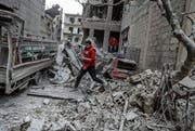 Rettungshelfer im bombardierten Douma in der syrischen Rebellenenklave Ost-Ghuta. (Bild: Mohammed Badra/EPA (22. Februar 2018))