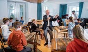 Töbi Tobler bei einer Probe in Rorschach. Am Konzert wird er dann dirigieren und selbst mitspielen. (Bild: Urs Bucher)