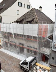 Um nebst den Arbeiten im Innern auch die Fassade sanieren zu können, hüllt ein Gerüst die Rüpplin’sche Kaplanei ein. (Bild: Samuel Koch)