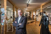 «Wahre Architektur zeigt sich auch hinter der sichtbaren Fassade»: Kurator Ueli Vogt in der Wechselausstellung im Zeughaus Teufen. (Bild: Urs Bucher)
