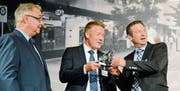 Jury-Präsident Lothar Ritter überreichte den Werdenberger Innovationspreis Andreas Wälti und Marco Padrun (Evatec). (Bild: Hansruedi Rohrer)