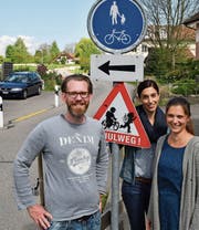 Pascal Reis, Rebekka Schenk und Silvia Steinlin setzen sich für einen sicheren Schulweg auf dem Gebiet der Gemeinde Hefenhofen ein. Sie wollen ihre Kinder nicht mit dem Auto zur Schule fahren. (Bild: Manuel Nagel)