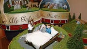 Bei schönem oder schlechtem Wetter wird heute der «Möli-Schuppel» in Hundwil mit den Null-Stern-Hotel-Chlaushüten unterwegs sein. (Bilder: Karin Erni)