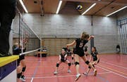 Teamzusammenhalt ist bei Werdana Buchs gefragt: Bei jedem Smash-Versuch sichern andere Spielerinnen den Raum, falls der Smash geblockt werden sollte. (Bild: Miriam Küpper)