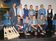 Die jeweils drei Erstplazierten des Wettbewerbs mit Martin Good (links) und Felix Schumacher (rechts). (Bild: Mengia Albertin)