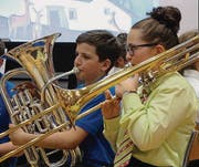 Auch an den Instrumenten wirkte der Nachwuchs mit. (Bild: Simona Altwegg)