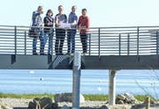 Die Stadträte Ernst Zülle und Dorena Raggenbass, Wasserbauingenieur Kaspar Fröhlich, der städtische Umweltbeauftragte Stefan Braun und Abteilungsleiter Ruedi Wolfender betrachten den neuen Lauf des Chogenbachs. (Bild: Donato Caspari)
