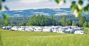 Der Weiler Toos im Juni 2015: Im neuen Mustervertrag wird unter anderem festgelegt, wie viele Wohneinheiten maximal auf einem Grundstück abgestellt werden dürfen. (Bild: Mario Testa)