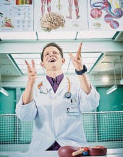 Das ist Doktor Fabian Unteregger, der gerne die Menschen zum Lachen bringt. (Bild: pd)