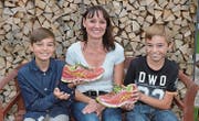 Grund zum Strahlen: Susanne Stadler hat ihre Schuhe wieder zurück. Das freut auch ihre Söhne Jérôme (l.) und Noël (r.). (Bild: Christoph Heer)