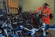 Im Velokeller im alten Werkhof: Markus Wenger kontrolliert ein Velo auf seine Funktionstüchtigkeit. (Bild: Mathias Frei)
