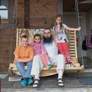 Emir Tahirovic mit seinem Sohn und den beiden jüngeren Töchtern vor seinem Wohnhaus in St.Margrethen. (Bild: Hanspeter Schiess)