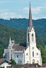Bis im September ein gewohntes Bild, die eingerüstete katholische Kirche. (Bilder: Beat Lanzendorfer)