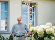 Blumen und eine Skulptur: Peter Schmid in seinem Garten in Frauenfeld. (Bild: Reto Martin)