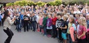 Zum Auftakt des Besuchsabends singen die Kinder «We are the World». (Bild: PD)