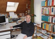 Hier wird getippt, verfasst, überarbeitet und nicht zuletzt auch studiert: Max Schär in seinem «Studierzimmer». (Bild: Franca Hess)