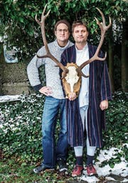 Nando Betschart und Oliver Kühn posieren für das improvisierte Produktionsfoto. (Bild: PD)