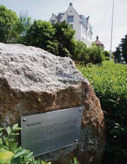 Der Römerstein: Bevor die Strasse kommt, wird an einer früheren Fundstätte noch einmal gegraben. (Bild: Max Eichenberger)