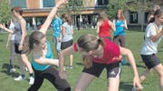 Selbstverteidigung für Mädchen war einer der Workshops, für den sich die Schülerinnen der 2. Klasse anmelden konnten. (Bild: mst.)