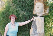 Gastgeberin Kathlen Weber in ihrem Garten in Mauren. (Bild: PD)