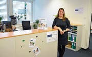 Stellenleiterin Bernadette Götsch freut sich über ihren neuen, hellen Arbeitsplatz – den Empfang der Anlaufstelle für Altersfragen. (Bild: Mario Testa)