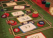 «Wits & Wagers» ist ein Quiz für Zocker. Man muss Schätzfragen lösen, die Antworten offenlegen – und dann entscheiden, auf welche Antwort man setzen will. (Bilder: Hendrik Breuer)
