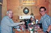 Hüttenwart Jürgen Wetzold und Initiator Daniel Schmidli beim Degustieren der Fonduemischung. (Bild: PD)