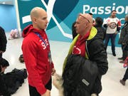 Vater und Sohn im Gespräch nach dem Spiel gegen Tschechien. (Bild: Philipp Kolb)