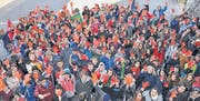 210 Schüler machten gestern am «Tag der roten Hände» mit. (Bilder: Dieter Ritter)