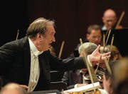Mit Feuer und Emotion setzte er sich für eine entschlackte Klangsprache ein: Dirigent Nikolaus Harnoncourt. (Bilder: ky/Sigi Tischler)