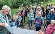 Dutzende Besucher des Infoanlasses informieren sich über die Renaturierung der beiden Eschliker Ziegeleiweiher. (Bild: Christoph Heer)