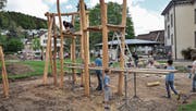 Die Schüler der Primarschule Bichelsee arbeiten fleissig an ihrem neuen Spielplatz. (Bild: Florian Beer)