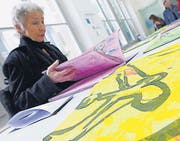Kreuzlingen: Blättern in den Kunstbüchern Chr. Hauris. (Bild: Caroline Minjolle)