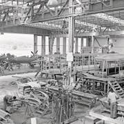 Blick in die Werfthalle in Altenrhein im Jahr 1947: Im Vordergrund werden Tramwagen für die Basler Verkehrsbetriebe montiert, im Hintergrund entstehen Morane-Jagdflugzeuge für die Luftwaffe. (Bild: Dornier/SGEG)