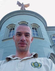 Deputy Sheriff Andreas Resch vor dem Modelhof in Müllheim mit einem T-Shirt der Sheriff-Vereinigung des ICCJV. (Bild: PD)