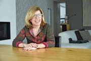 Renata Franciello in ihrer Stube. Sie kandidiert als Präsidentin der Primarschulgemeinde Regio Märwil. (Bild: Mario Testa)
